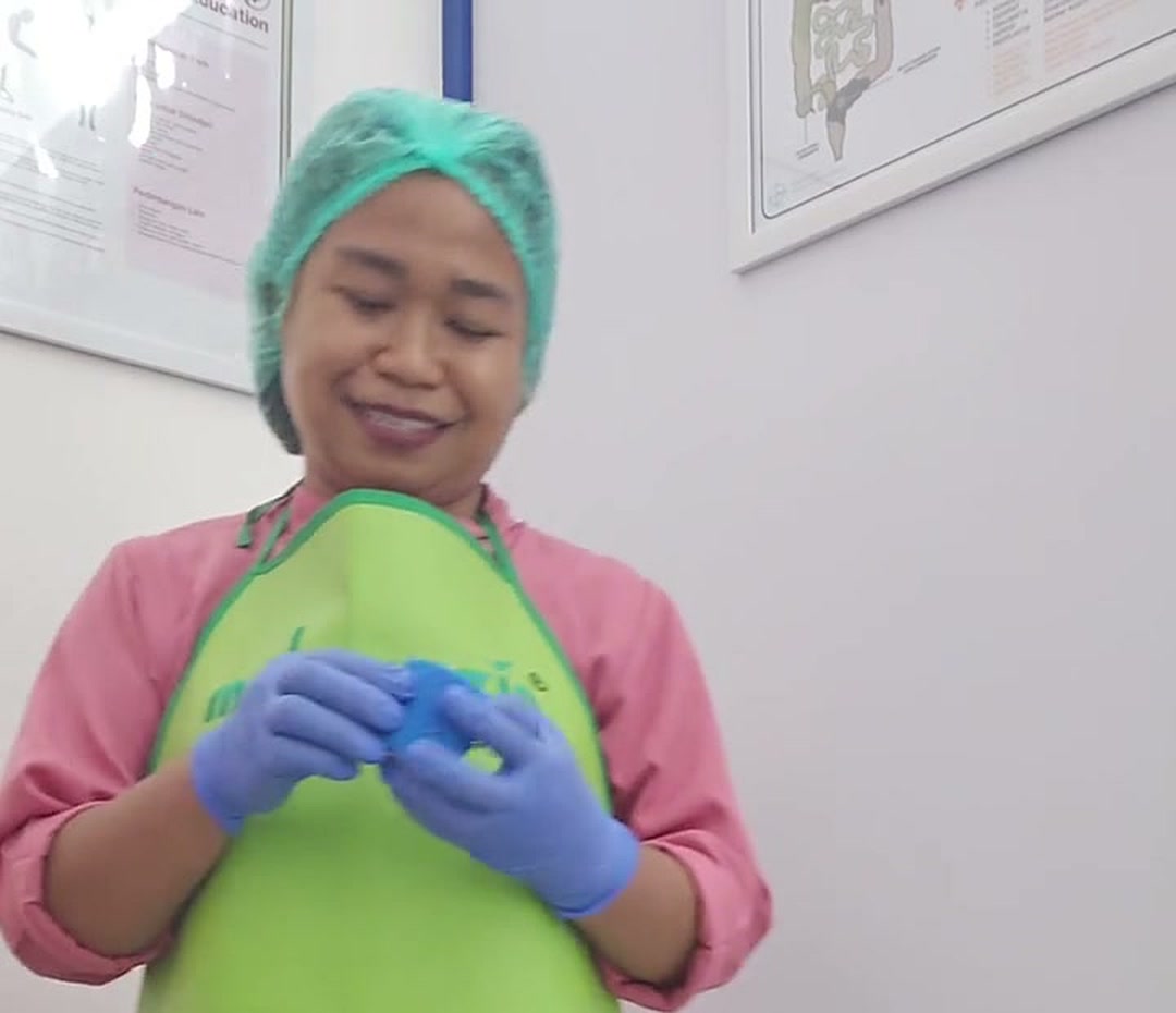 Menyiapkan balutan modern dengan sarung tangan steril