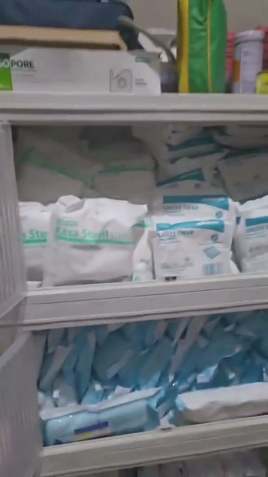 Stok balutan modern dan kasa steril di rak persediaan